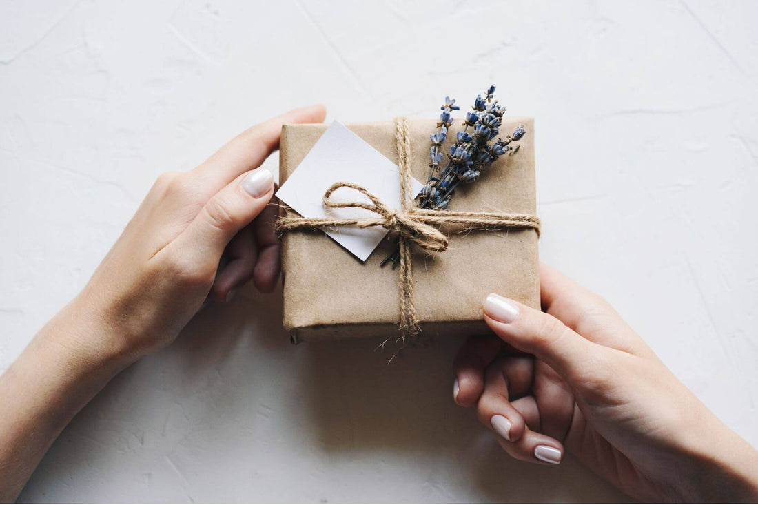 Cadeau mooi verpakt en vastgehouden in twee handen