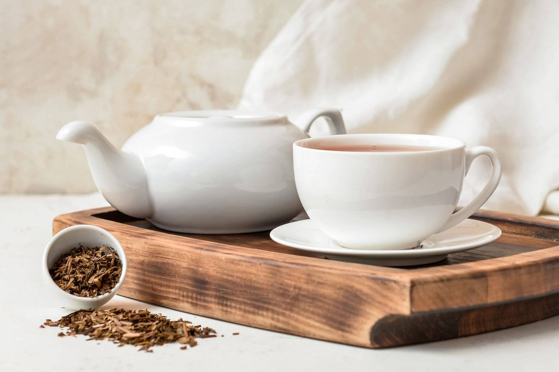 kopje thee en theepot met losse thee