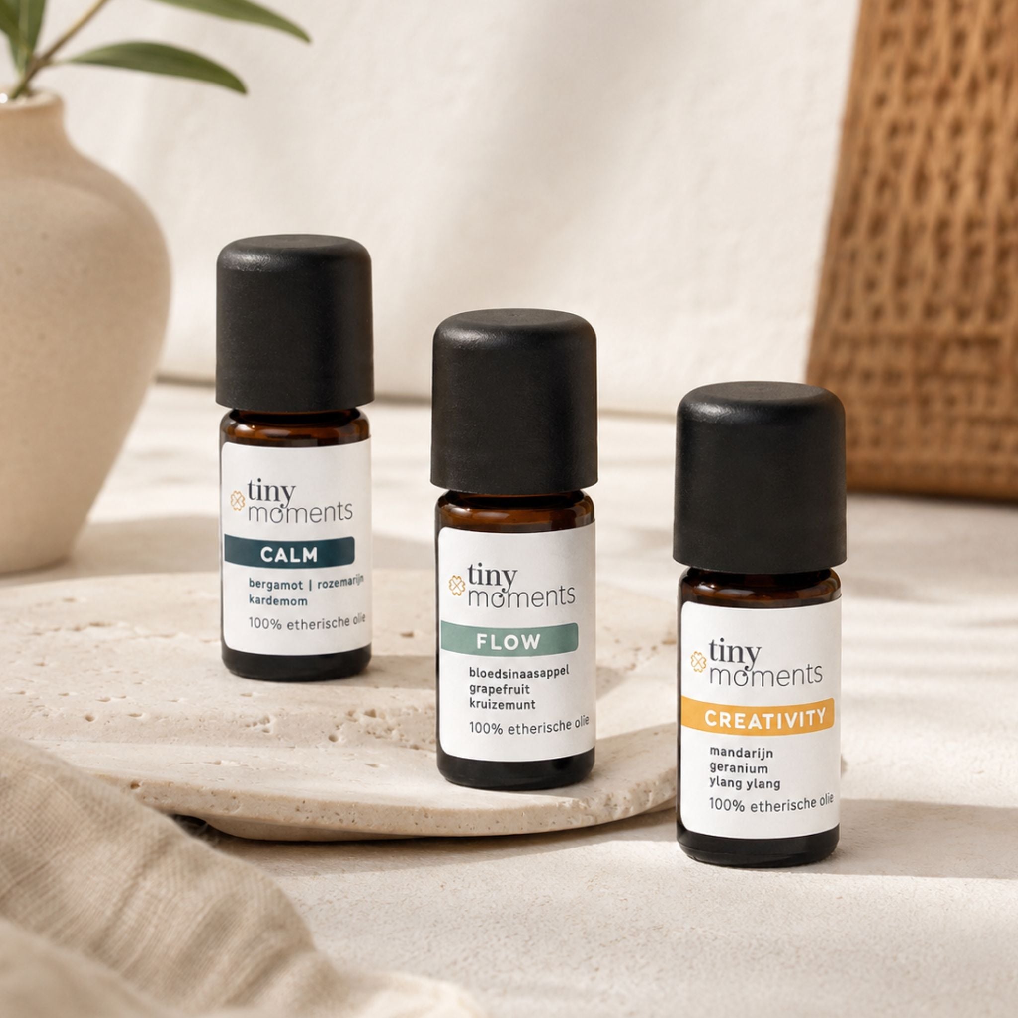 Tiny Moments collectie etherische olie in hand