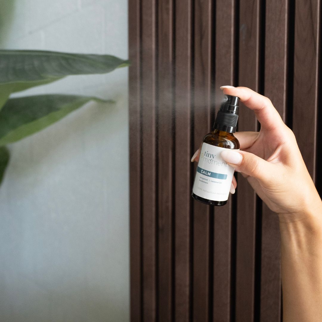Tiny Moments Roomspray Calm sprayen in ruimte
