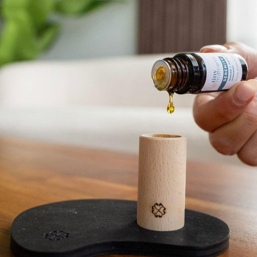 Houten Aroma Diffuser in Gebruik met Etherische Olie Serenity