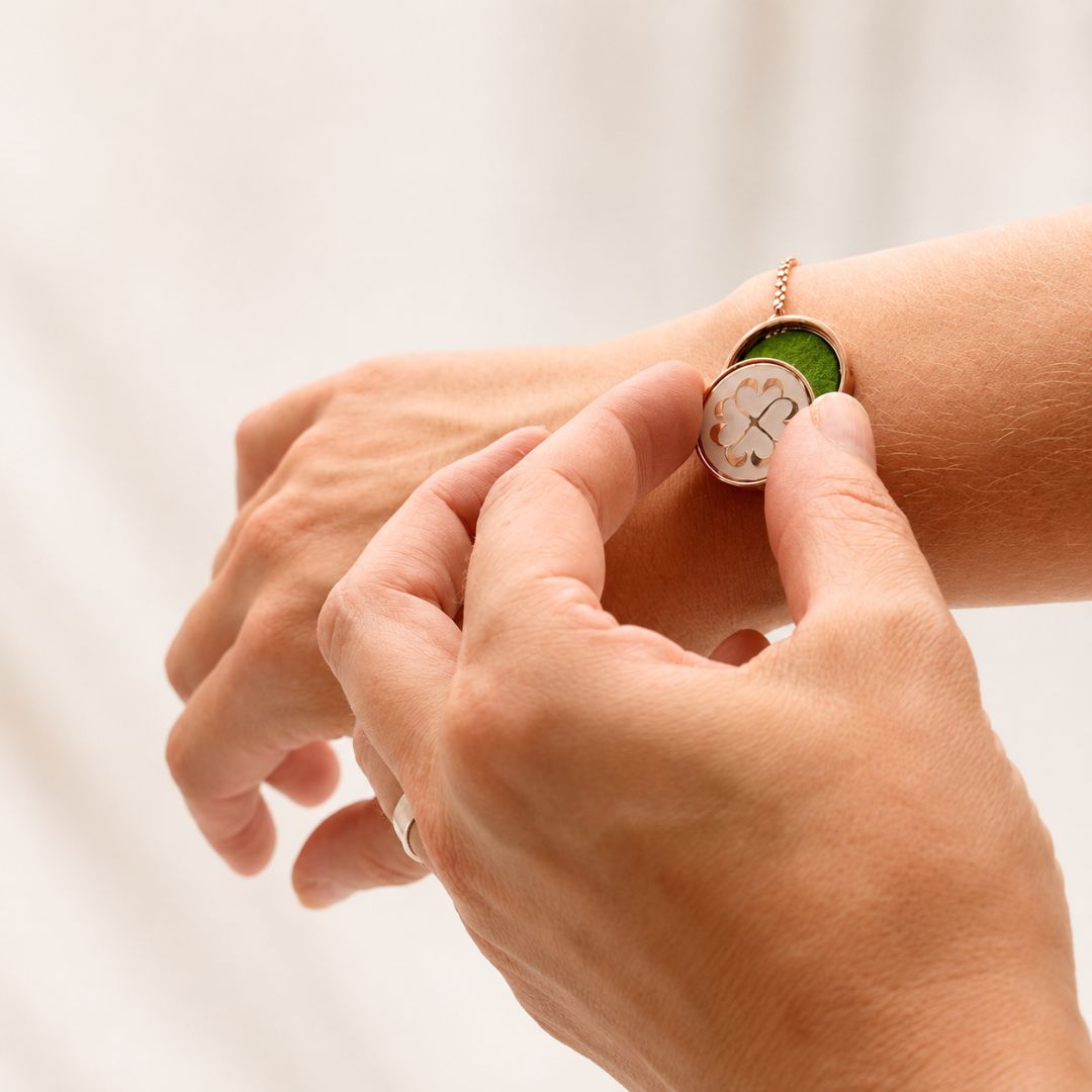 Tiny Moments Geurarmband om pols met open medaillon