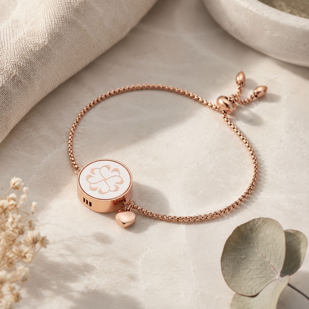 Geurarmband op tafel met kussen en plant