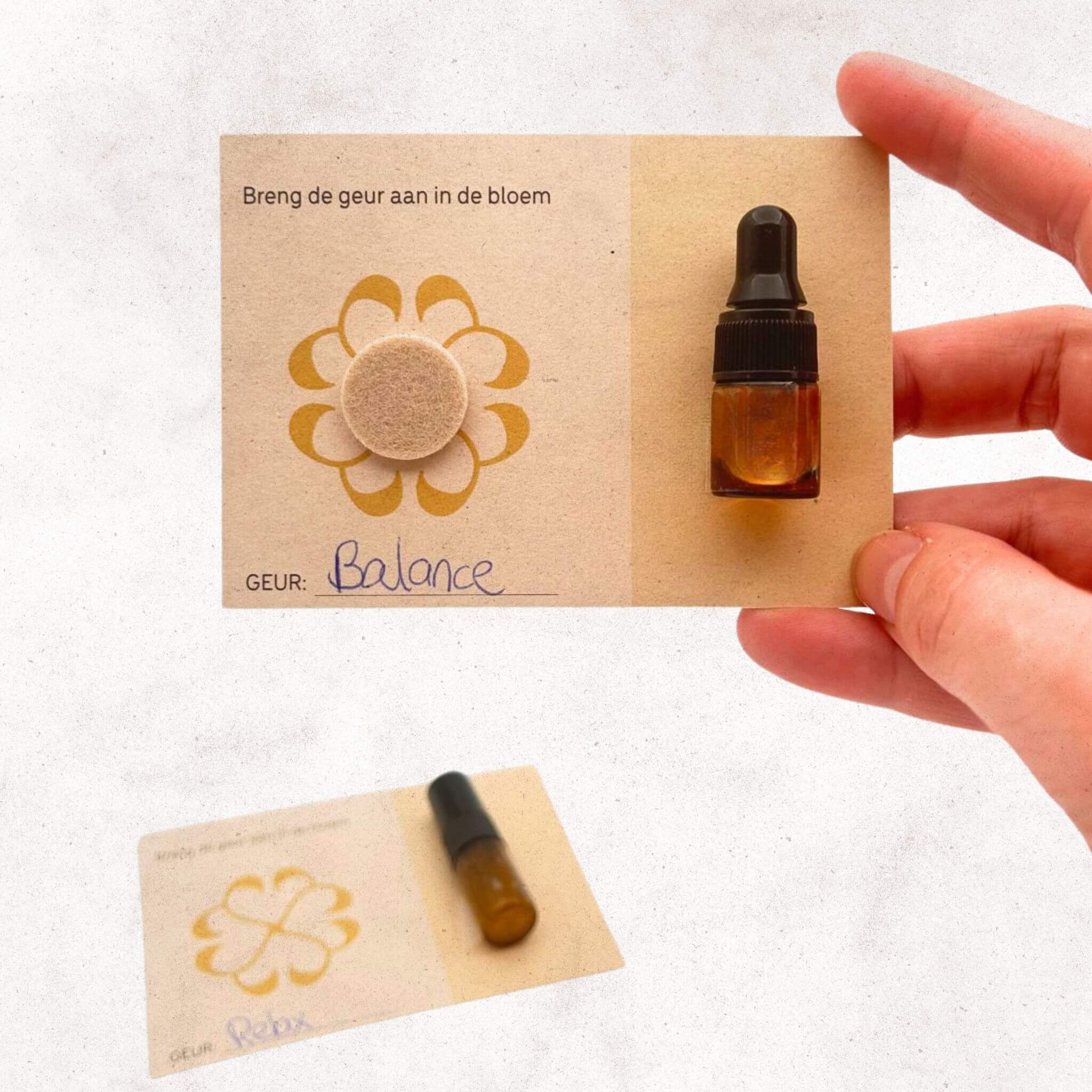 Tiny Moments Geurkaart Etherische Olie Pipet flesje in de hand
