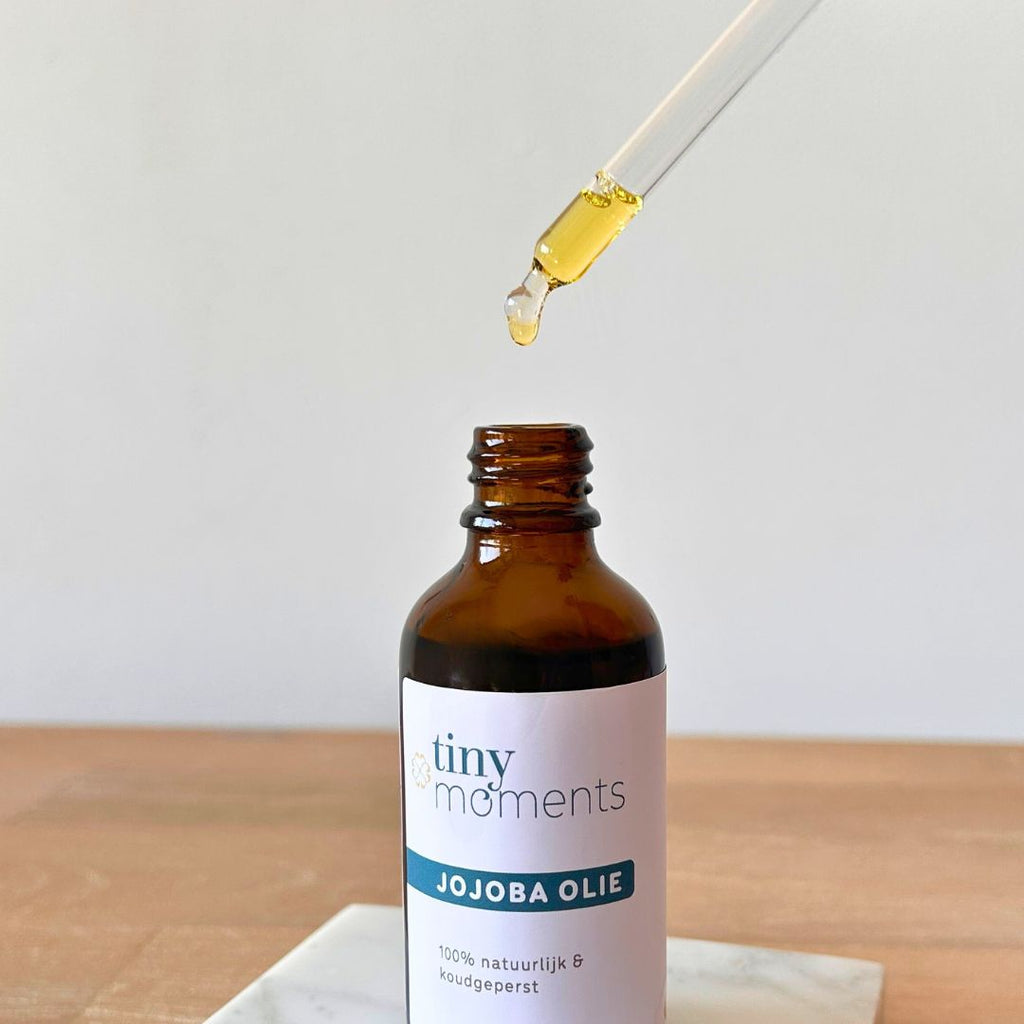 Jojoba Olie met pipet en oliedruppel