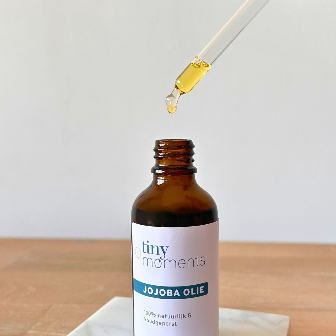 Jojoba Olie met pipet en oliedruppel
