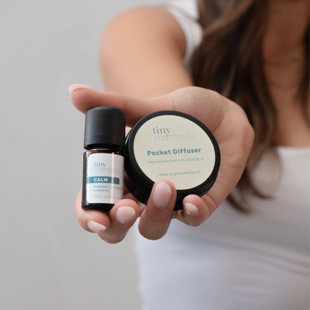 Pocket Diffuser Set Calm in hand