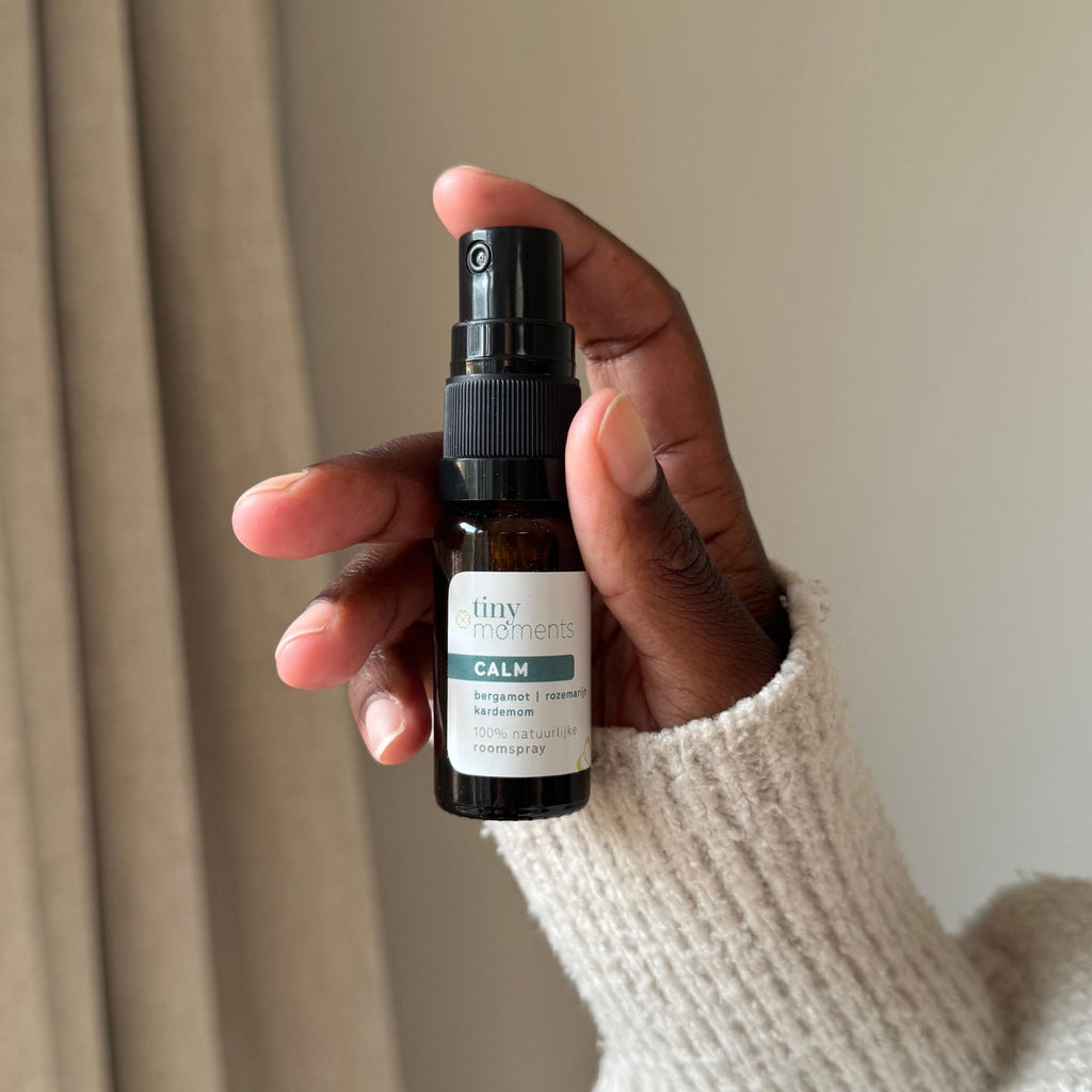 Tiny Moments Roomspray Calm 10 ml in hand