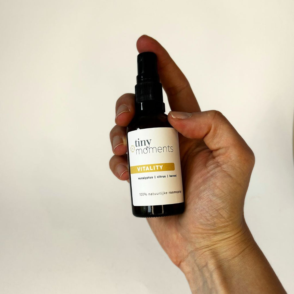 Tiny Moments Roomspray Vitality in hand